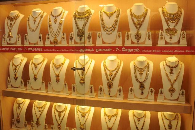 Gold extends losses on sustained selling, global cues