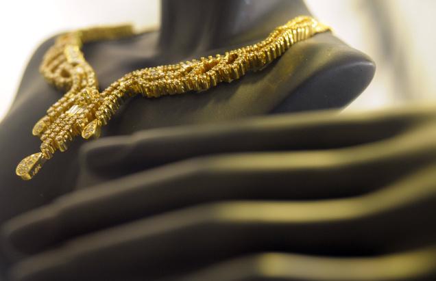 Gold, silver fall on sluggish demand