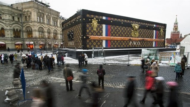 Giant Louis Vuitton Bag Ordered Out Of Moscow's Red Square For Obscuring …