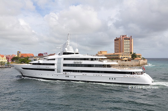 Superyacht Vibrant Curiosity donates to YachtAid Global