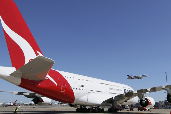 Qantas to Cut 1000 Jobs, May Sell Assets as Losses Mount