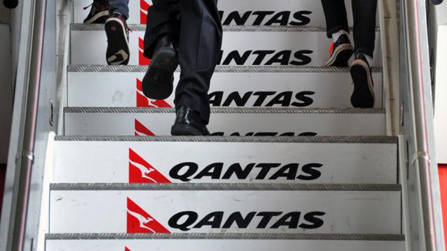 Qantas warns of loss, plans to cut 1000 jobs