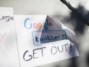Protesters halt Google bus