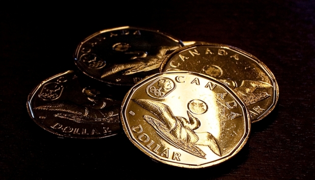 Canadian dollar rises for third day amid improving global economy