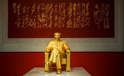 Mao fans bow before gold image of Communist China's founder