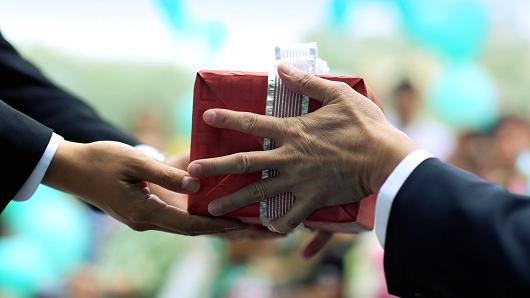 China's luxury gift-giving slumps 25%