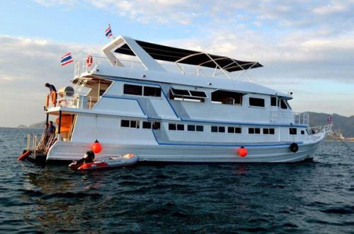 Phuket's 'invisible moorings' sink B10mn luxury cruiser