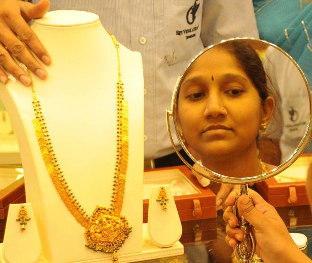 Gold, silver tumble on heavy selling, global cues