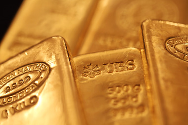 Gold Sees Modest Gains Heading into Uncertain Weekend