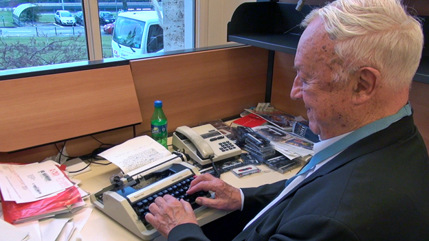 A journalist and his typewriter