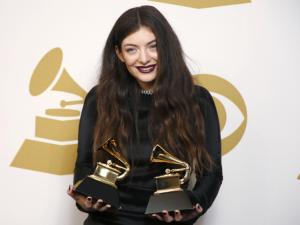 Lorde slams 'lecherous' media on Twitter