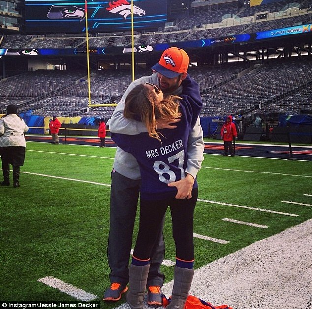 Heavily pregnant NFL wife chooses to sit in the cheap seats so she can watch …