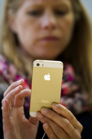 Cross-border iPhone trade turns gadget into gold