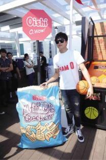 Daniel Padilla eats 'chicharon'–the vegetarian kind