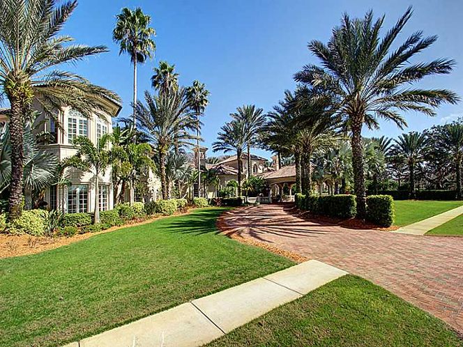 Is Florida's biggest backyard swimming pool in Pinellas County?