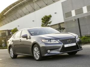 Lexus ES wears its tuxedo well