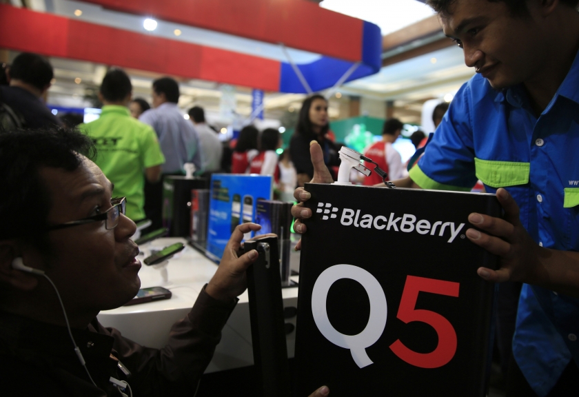 BlackBerry revenue plunges 64 pct, shares drop