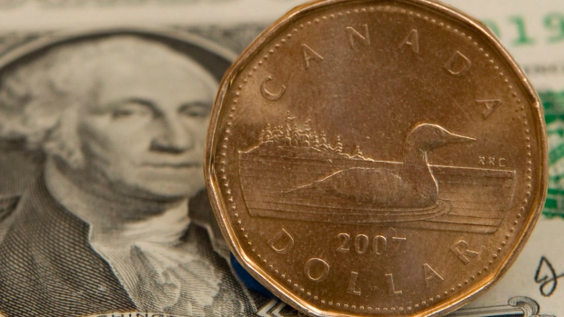 Most Canadian execs prefer a weaker loonie, survey finds