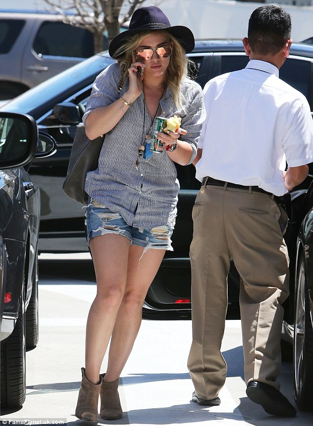 Hilary Duff strips down to cut-off shorts and felt fedora for stylish shopping …