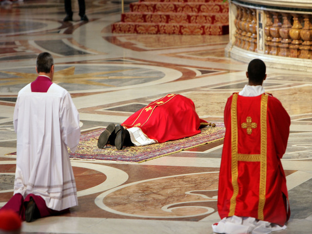 Good Friday: Pope Francis presides over torch-lit Way of the Cross procession