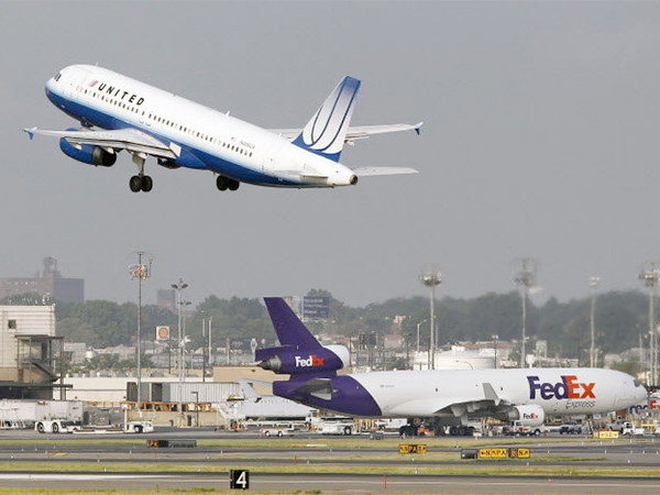 NTSB probes 'close' call between planes at Newark