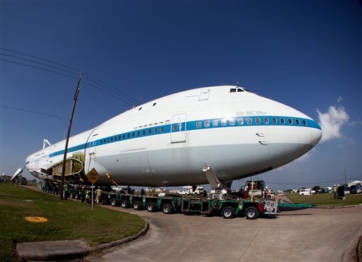 Space Shuttler Carrier 747 starts eight-mile move