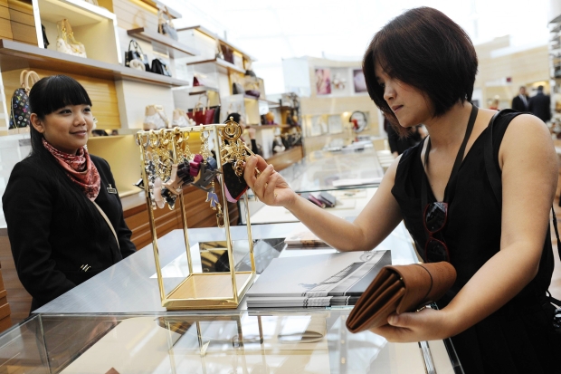 Snooty sales clerks may boost sales in luxury stores: report