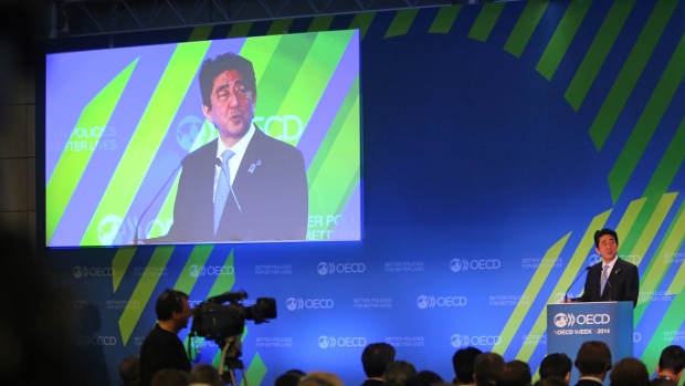 Global economy strengthens but risks remain, OECD