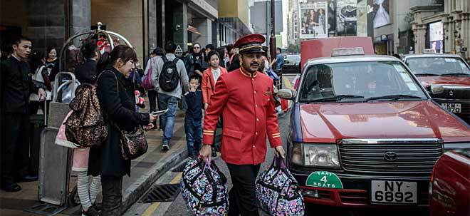 Hong Kong considers limiting influx of tourists from mainland China