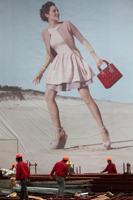 Sales of luxury goods continue to plunge in China