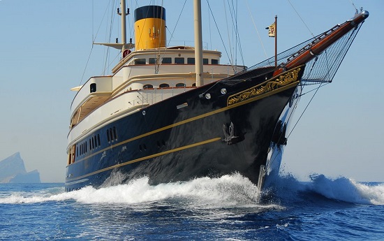 Chartering the 90m superyacht Nero on the Costa Smeralda