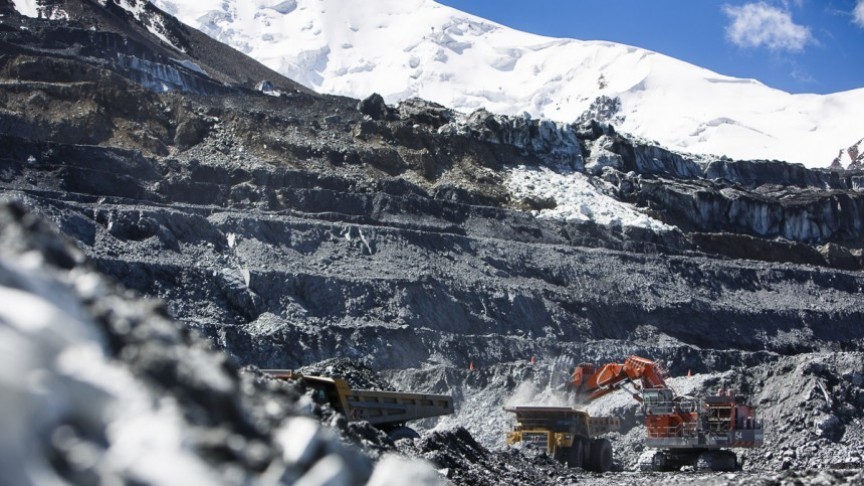 UPDATE 2-Kyrgyzstan OKs Centerra Gold's 2014 mine plan to avoid shutdown