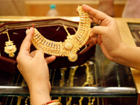 Gold price snaps 6-week losing streak; ends at Rs 27475