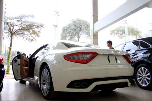 Luxury car dealers report steady sales despite economic slump