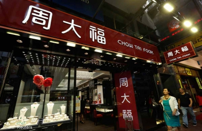 Chow Tai Fook Climbs to 5-Month High on 32% Profit Rise