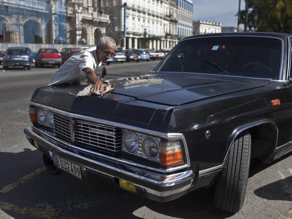Fidel's former limos reborn as Havana taxicabs