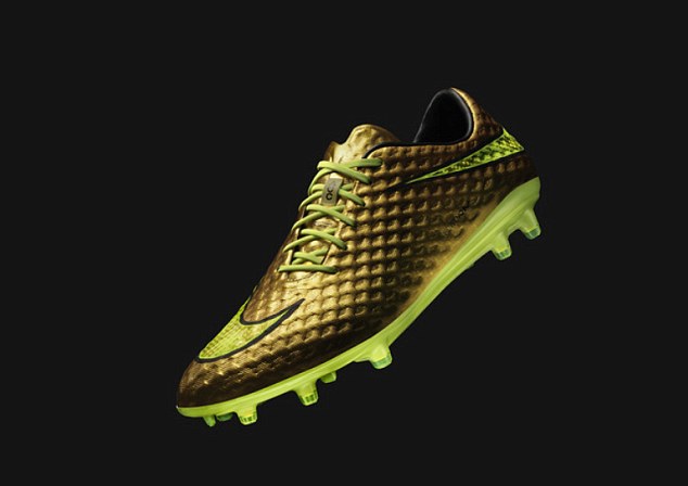 Nike Officially Unveils the "Gold Hypervenom" Collection