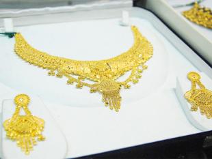 Gold falls on global cues; silver remains up