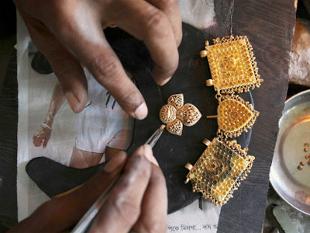 Gold extends losses on stockists selling, global cues