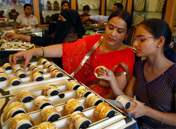 Gold price down Rs 230 at Rs 28500 per 10 grams