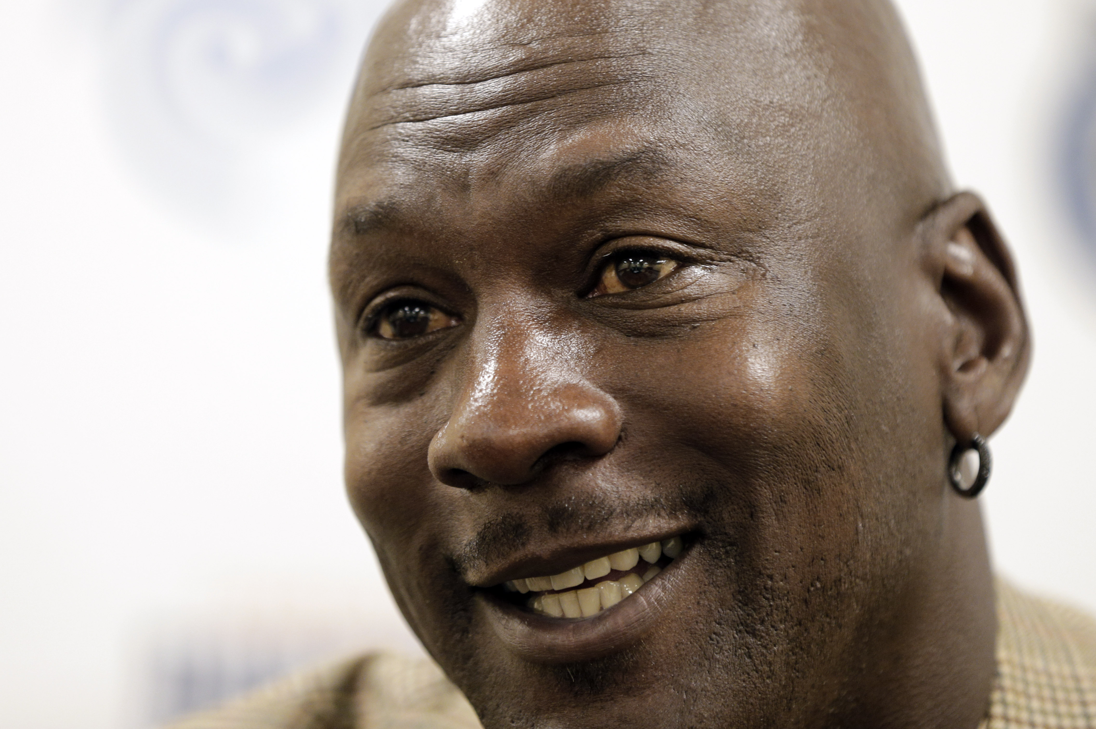 Billionaire Scorecard: Michael Jordan Becomes Billionaire, Larry Ellison Loses …