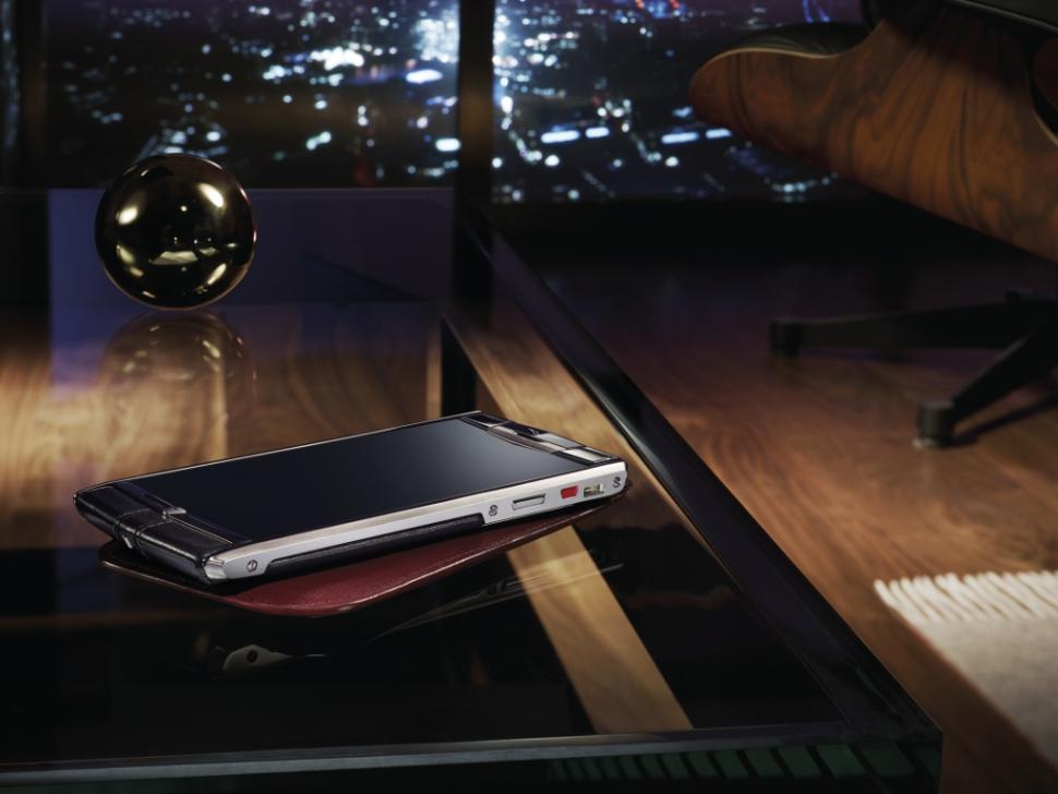 Bentley to launch smartphone with Vertu