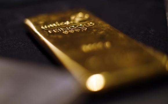 PRECIOUS-Gold extends winning streak to 6th week on safe-haven demand