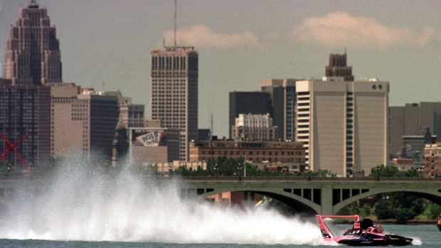 Video: Hydroplane crashes during race at Detroit Gold Cup