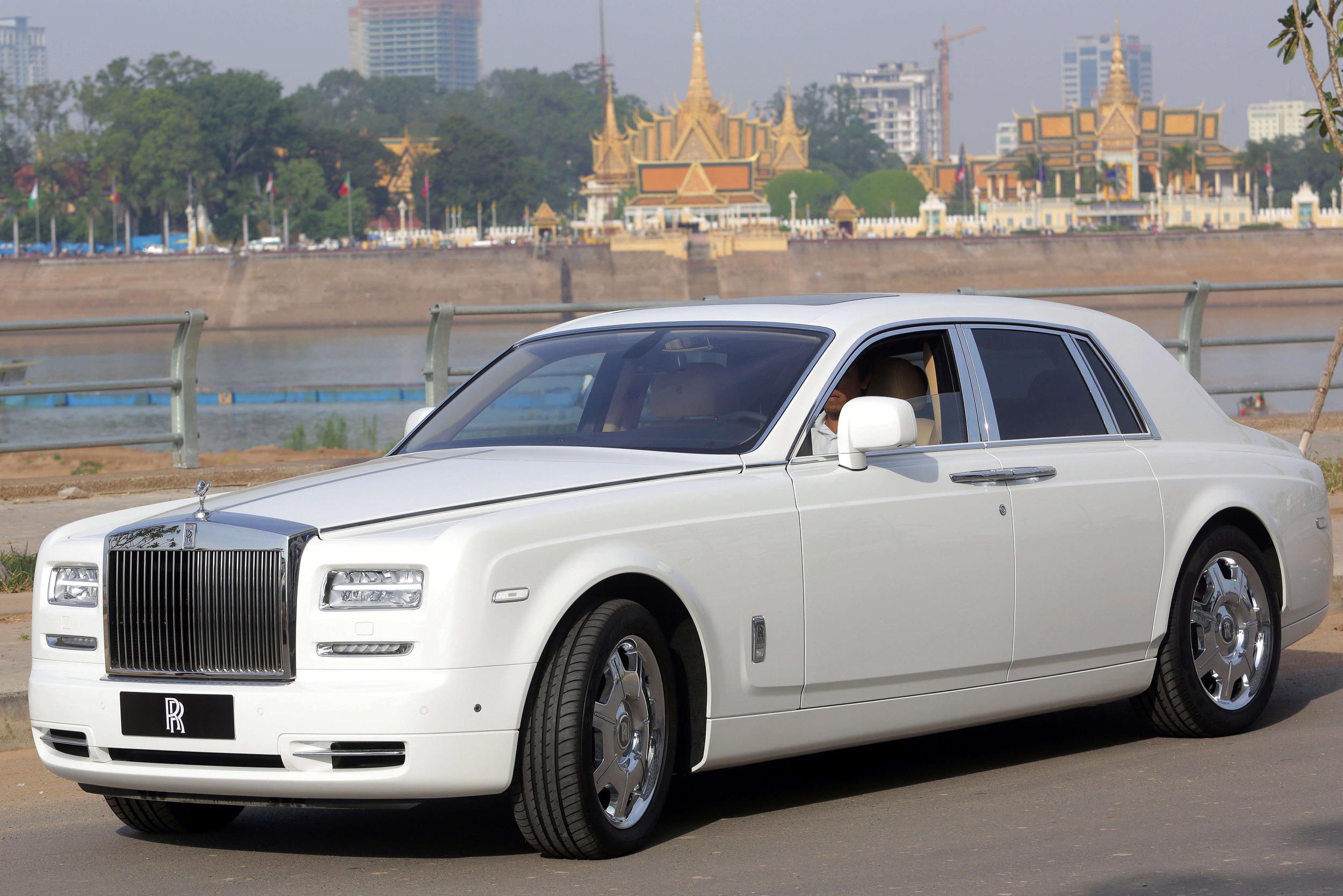 Roll out the Rolls, Bring on the Bentley; Wealth Loves Luxury Cars