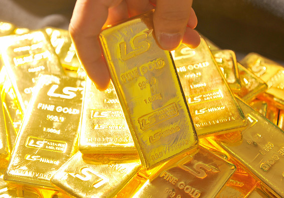 Why gold just posted its biggest drop this year