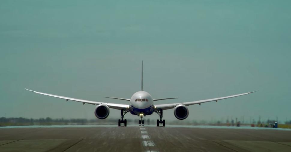 SEE IT: Boeing latest plane 787-9 Dreamliner performs stunts for air show