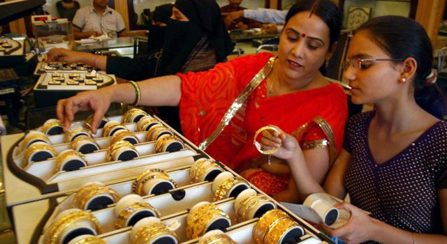 Gold prices dip on global cues