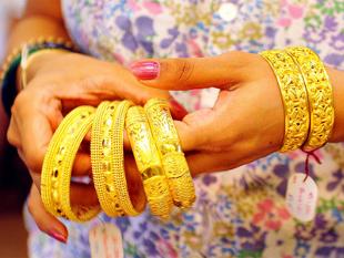 Gold remains steady in line with international sentiment