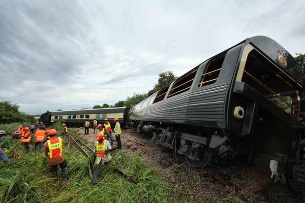 [UPDATE] Luxury train derails, 2 injured